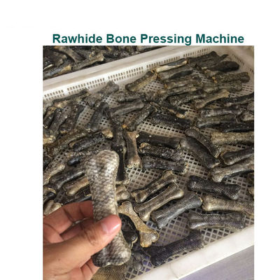 Dog Chews Rawhide Bone Pressing Machine Dengan Stasiun Kerja Ganda Untuk Makanan Ringan Anjing